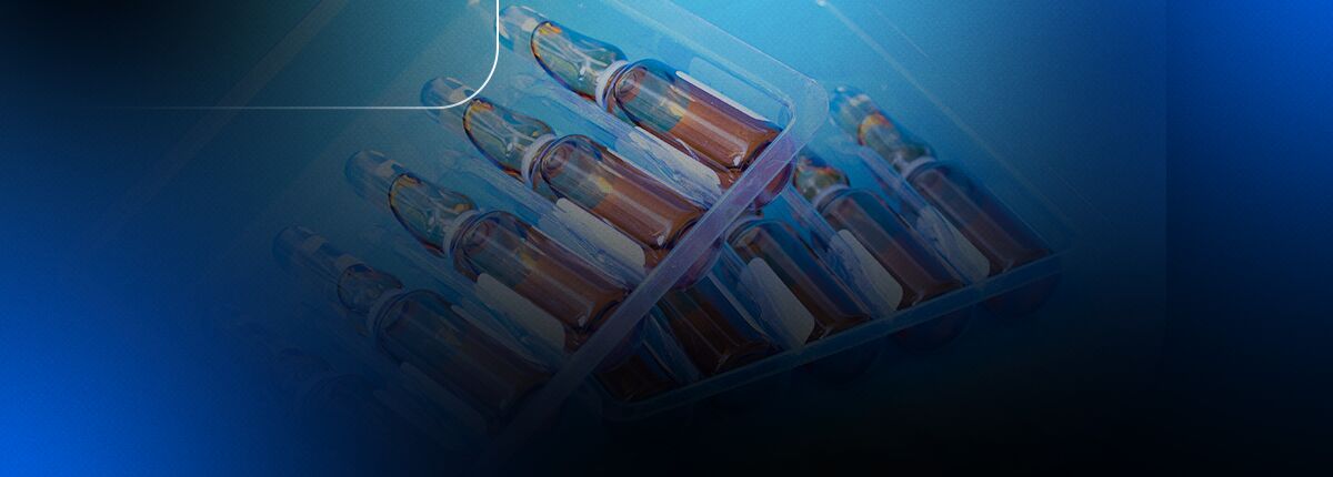 Ampolas de medicina em fundo azul