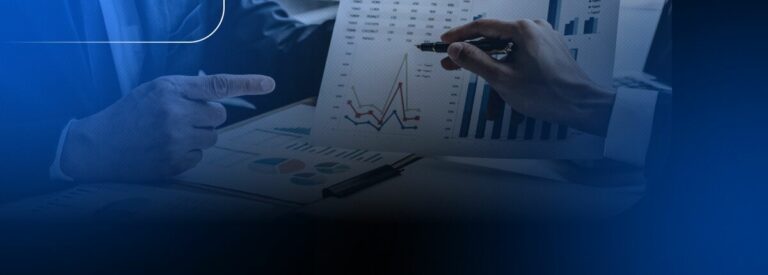 Análise de dados com gráficos em reunião de negócios.