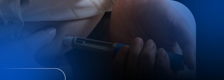 Aplicação de injeção em braço humano