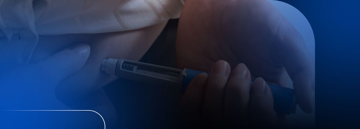 Aplicação de injeção em braço humano