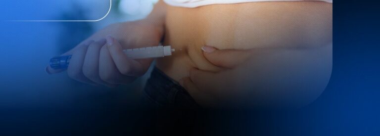 Pessoa aplicando insulina no abdômen