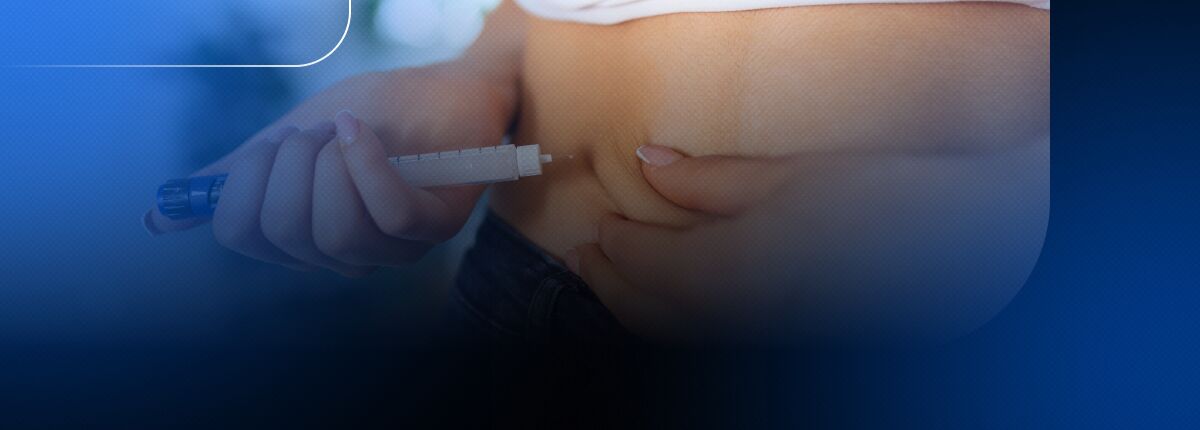 Pessoa aplicando insulina no abdômen