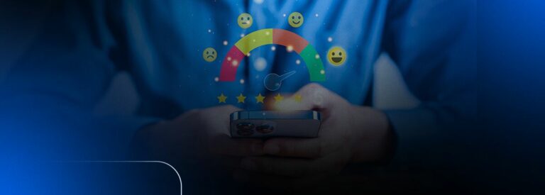 Pessoa avaliando satisfação com aplicativo no celular