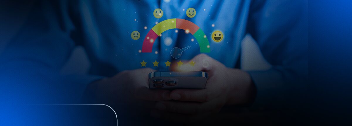 Pessoa avaliando satisfação com aplicativo no celular