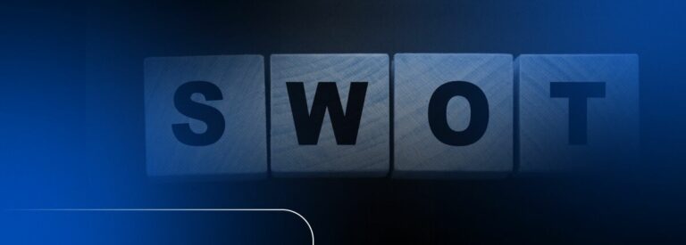 Blocos de madeira formando a palavra SWOT