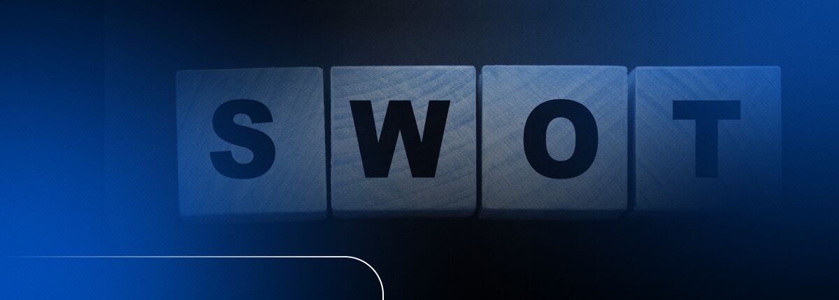 Blocos de madeira formando a palavra SWOT