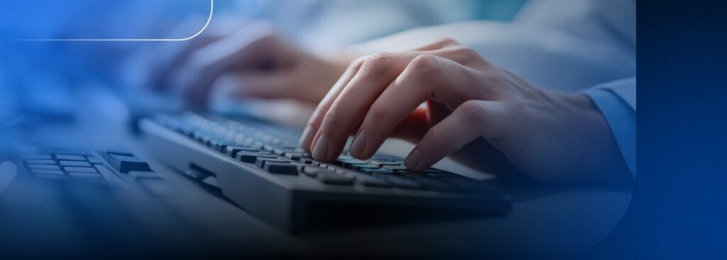 Pessoa digitando em um teclado de computador