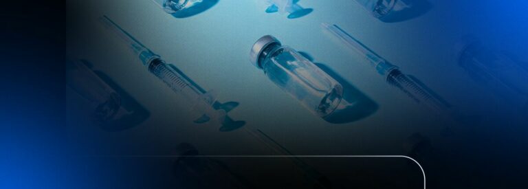 Frascos e seringas de vacinas sobre fundo azulFrascos e seringas de vacinas sobre fundo azul