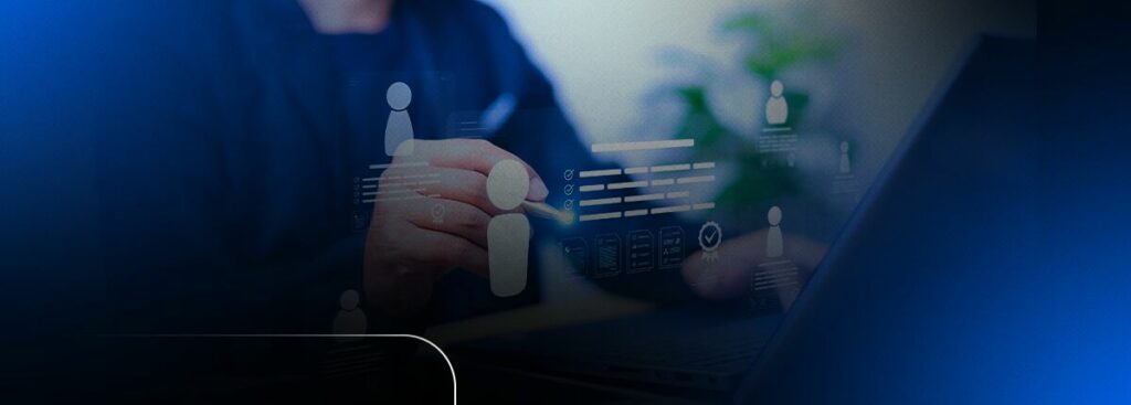 Homem interagindo com interface digital em laptop