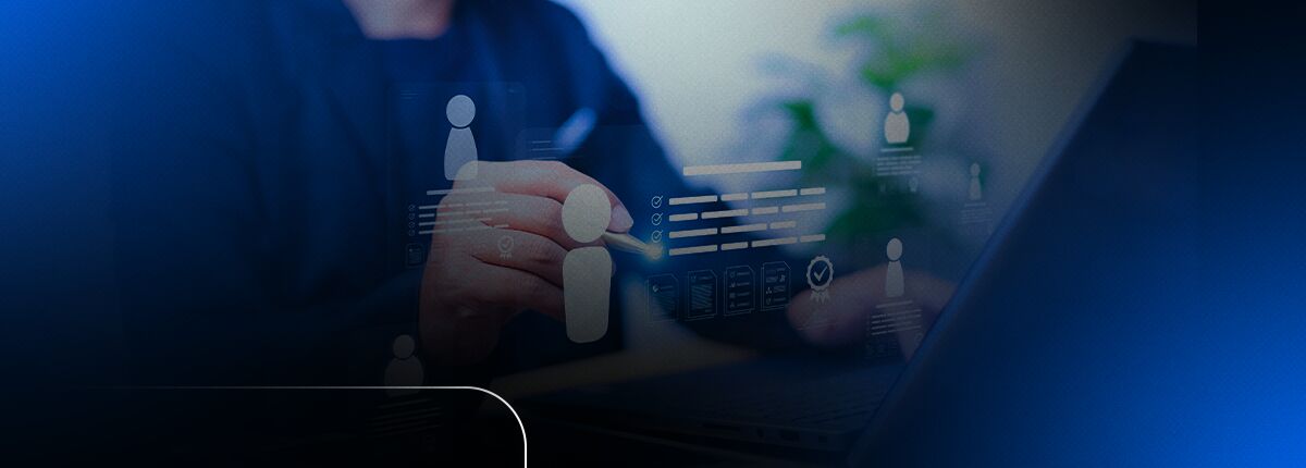 Homem interagindo com interface digital em laptop