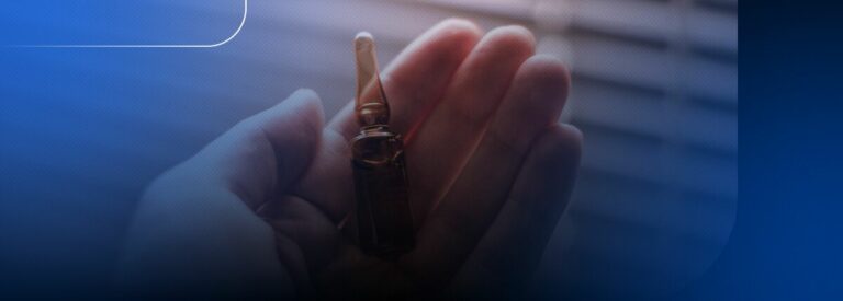 Mão segurando um pequeno dispositivo eletrônico.