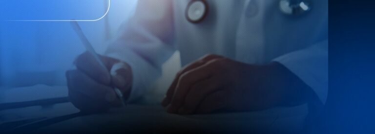 Mão de médico escrevendo em prontuário clínico