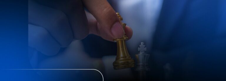 Mão movendo peça de xadrez em um tabuleiro