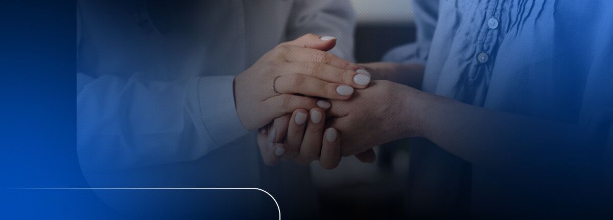 Duas mãos se tocando em gesto de apoio e solidariedade.