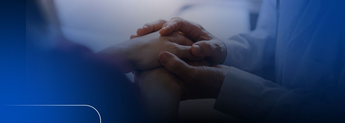 Duas mãos se segurando em apoio emocional