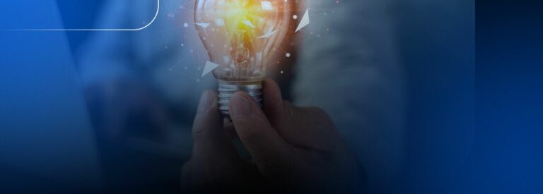 Mão segurando uma lâmpada acesa brilhante