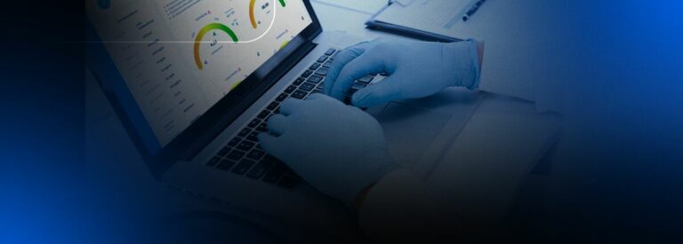 Mão com luvas digitando em computador com gráficos