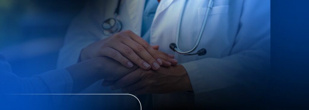 Mãos de médico segurando a mão de paciente