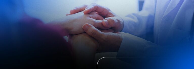 Mãos de um médico segurando as mãos de um paciente