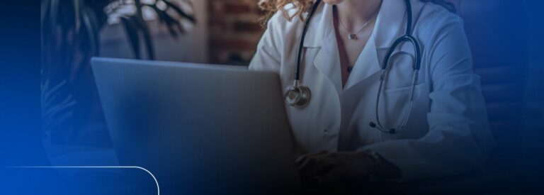 Médica usando laptop em consulta virtual