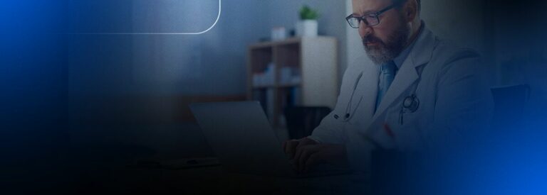 Médico analisando dados em laptop