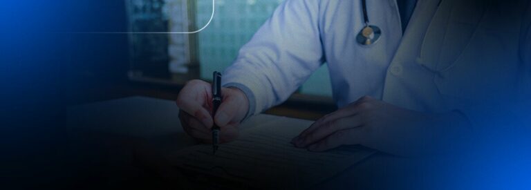 Médico anotando informações em um formulário