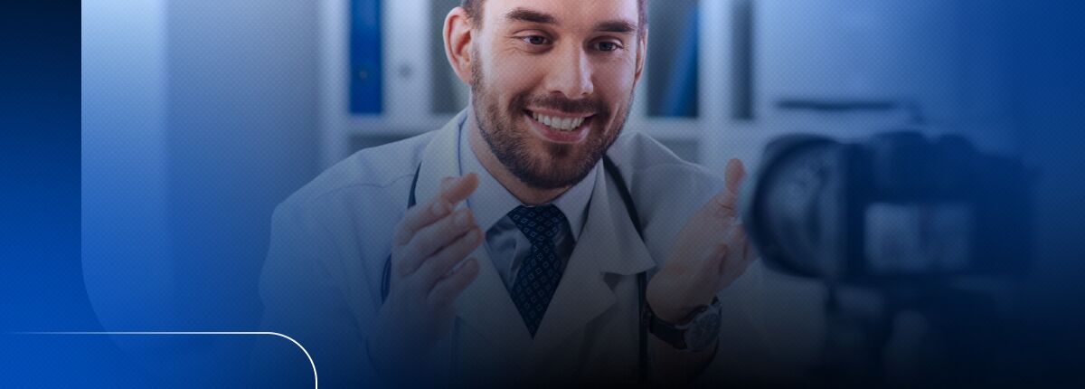 Médico sorrindo em consulta online