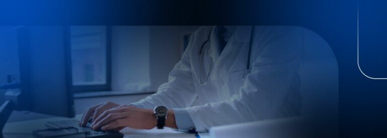 Médico digitando em computador de escritório médico.