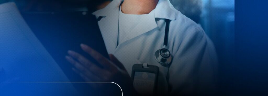 Médico segurando prancheta em ambiente clínico.