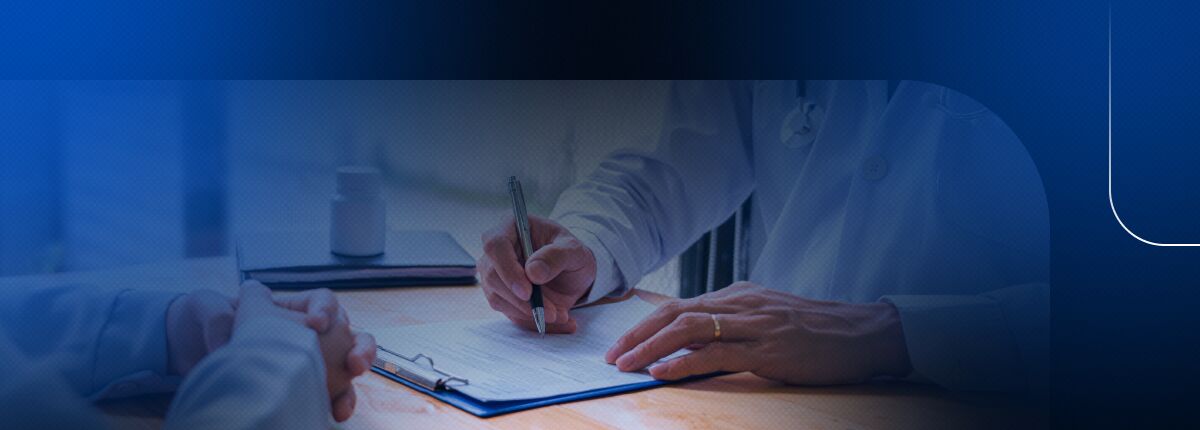 Médico preenchendo um formulário em consultório