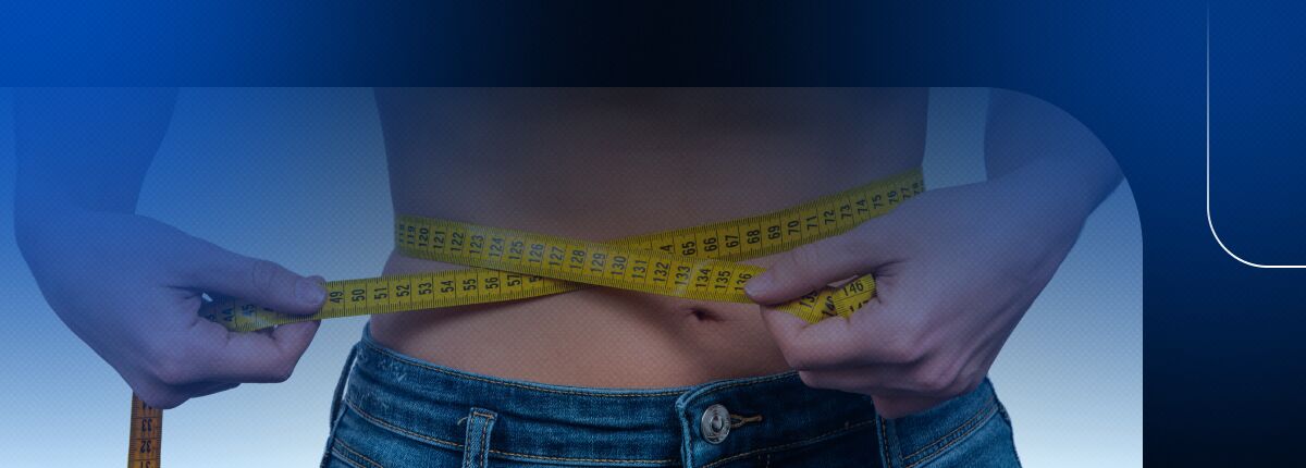 Pessoas medindo a cintura com fita métrica amarelo.