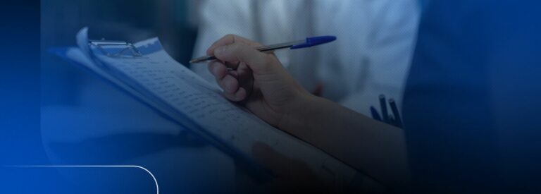 Pessoa escrevendo em um caderno com caneta azul