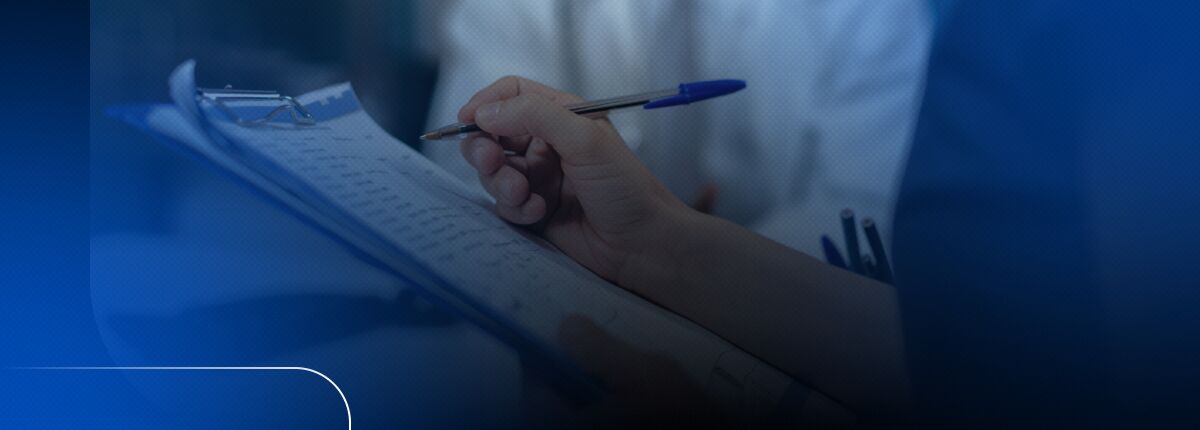 Pessoa escrevendo em um caderno com caneta azul