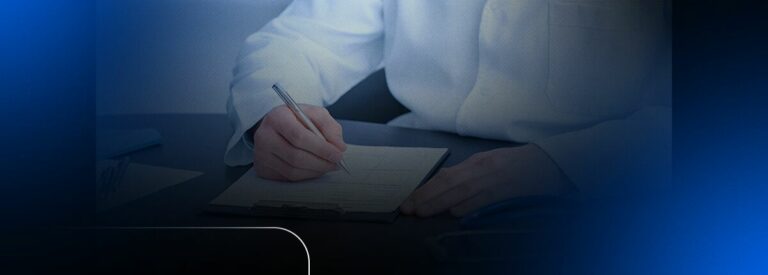 Pessoa escrevendo em um documento em mesa de trabalho