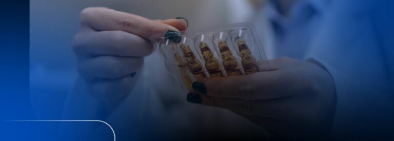 Pessoa segurando cápsulas em embalagem transparente