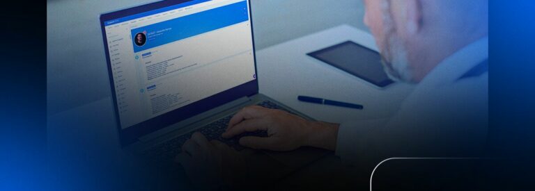 Pessoa usando laptop com tela de computador.