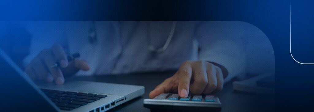 Profissional de saúde usando calculadora e laptop.