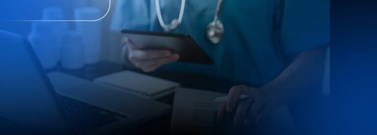 Saber equilibrar o preço dos serviços oferecidos pela sua clínica, considerando a competitividade do mercado e as necessidades do seu público-alvo, é essencial para garantir lucros e a saúde financeira do negócio. Continue lendo para descobrir como definir o preço de consultas e procedimentos de forma mais inteligente! Por que a precificação estratégica é essencial para clínicas e consultórios? Compreender a importância estratégica da precificação é o primeiro passo para transformar sua clínica em um negócio próspero e sustentável. Ser bem estruturada vai muito além de simplesmente cobrir custos: ela é a base para o crescimento e posicionamento no mercado. Entender a precificação de seus procedimentos injetáveis envolve inúmeros fatores importantes para o crescimento do seu negócio. Um preço muito elevado pode afastar o público-alvo, enquanto um valor muito baixo pode prejudicar a saúde financeira de sua clínica. Veja quais são os benefícios de uma precificação adequada: Maximização dos lucros e aumento do faturamento; Redução de riscos e fortalecimento da sustentabilidade; Ajuste ao público-alvo e posicionamento competitivo; Valorização do serviço e melhor experiência do paciente. Ao adotar um método de precificação estruturado, sua clínica define preços com base no mapeamento de custos e despesas operacionais, obtendo valores justos e competitivos enquanto mantém uma gestão financeira saudável. Quais variáveis influenciam o preço de procedimentos? Para estabelecer preços corretos e competitivos, é essencial dominar as 3 variáveis que impactam diretamente a formação do preço final dos seus procedimentos. Cada uma dessas variáveis desempenha um papel crucial na sustentabilidade do seu negócio. 1. Cobertura de custos: a base do preço correto A análise de custos é imprescindível para garantir que o preço cubra todos os gastos da clínica. É necessário considerar custos fixos (aluguel, salários, software de gestão), custos variáveis (materiais, insumos, contas de água e luz) e gastos sazonais (equipamentos e manutenção). Dicas para controle de custos: Faça cotações antes das compras; Determine fornecedores na melhor relação custo x benefício; Planeje compras com antecedência; Use um sistema de gestão para controlar estoque. 2. Preço competitivo: como se posicionar no mercado Pesquisar os preços da concorrência é importante para posicionar sua clínica no mercado, mas não deve ser o único fator determinante. Realize uma pesquisa de mercado completa com profissionais que realizam procedimentos injetáveis na região e monte uma tabela comparativa. 3. Complexidade dos procedimentos: como ela impacta o valor Os preços devem ser analisados estrategicamente conforme a complexidade de cada procedimento, considerando fatores específicos que influenciam diretamente o valor final. Passo a passo para precificar consultas e procedimentos Definir o preço de uma consulta ou de um procedimento exige método e organização. Veja um roteiro prático: Levante todos os custos mensais, fixos e variáveis, detalhadamente; Estime o número médio de consultas que a clínica realiza por mês; Divida o total de custos pelo número de consultas para encontrar o custo por atendimento; Defina a margem de lucro desejada, considerando o posicionamento da clínica e os objetivos de crescimento; Ajuste o valor final com base na análise de mercado e no perfil do público-alvo, garantindo competitividade e sustentabilidade. Esse processo deve ser revisado periodicamente, já que custos e demandas do mercado mudam ao longo do tempo. Ferramentas de gestão especializadas, como as da Support Health, facilitam esse acompanhamento e permitem ajustes rápidos e seguros. Confira também sobre a antecipação de recebíveis, entenda quando vale a pena fazer e os motivos da prática! Quais fatores influenciam a precificação de procedimentos injetáveis? Dominar os fatores que influenciam a precificação é fundamental para estabelecer valores justos e lucrativos. Este guia prático apresenta os elementos mais importantes que você deve considerar ao definir os preços dos seus tratamentos injetáveis. Fator Descrição Impacto na precificação Tempo utilizado pelo profissional Analise detalhadamente o tempo usado por cada profissional para identificar a complexidade do atendimento Considere não apenas o tempo de realização, mas também a permanência do paciente na clínica Complexidade da via de aplicação Procedimentos intramusculares (IM) devem ser precificados diferentemente dos endovenosos (EV) Diferença de complexidade entre as vias de aplicação Custo de medicamentos e acessórios Analise todos os custos envolvidos no processo Incluir medicamentos e acessórios necessários no cálculo Número de ampolas e medicamentos Quanto mais substâncias utilizadas, mais complexo é o procedimento Maior número de substâncias = maior custo Nível de atenção exigido Considere procedimentos com possíveis eventos adversos Maior atenção na administração = maior valor Preparo do ambiente Alguns procedimentos necessitam preparo especial Tempo de acolhida e higienização pré e pós-procedimento Tempo de ambiência O tempo total que o paciente permanece na clínica Afeta a produtividade e capacidade de atendimento Como analisar o público-alvo de clínicas para definir preços mais assertivos Entender profundamente quem são seus pacientes é essencial para estabelecer uma precificação que faça sentido tanto para o seu negócio quanto para quem busca seus serviços. A análise do público-alvo vai além de dados demográficos básicos. Ajustar o preço ao seu público-alvo é determinante para o sucesso. O melhor para sua persona não é necessariamente o menor preço, mas sim o maior valor percebido. É essencial compreender o poder aquisitivo, os horários de trabalho, o foco etário e as prioridades dos pacientes. Sua persona deve enxergar o serviço como algo extremamente necessário para melhorar sua saúde e qualidade de vida. A percepção do cliente sobre o valor está diretamente ligada à forma como você apresenta seu serviço. Dicas para ajustar o preço sem perder pacientes Reajustar o valor da consulta pode gerar receio de perder pacientes, mas algumas estratégias minimizam esse risco: Mantenha uma comunicação transparente sobre os motivos do reajuste, destacando melhorias no serviço, atualização de equipamentos ou aumento de custos; Valorize os diferenciais do atendimento, mostrando que o preço reflete a qualidade, segurança e experiência oferecidas; Ofereça facilidades de pagamento, como parcelamento, pacotes de consultas ou descontos para grupos familiares, tornando o valor mais acessível sem abrir mão da rentabilidade. Essas ações fortalecem o relacionamento com os pacientes e demonstram respeito pelo investimento que eles fazem na própria saúde. Erros de precificação que prejudicam sua clínica (e como evitar) Alguns equívocos na definição de preços podem comprometer diretamente a sustentabilidade da clínica. Cobrar valores muito baixos pode atrair pacientes no curto prazo, mas não cobre todos os custos nem permite investir em melhorias, o que afeta a saúde financeira e desvaloriza o serviço oferecido. Já preços muito altos, sem entregar diferenciais claros, tendem a afastar pacientes e dificultar a fidelização. Para que o valor seja percebido como justo, é essencial que ele reflita a qualidade do atendimento, a estrutura disponível e a experiência profissional. Outro erro comum é ignorar custos variáveis, impostos e despesas indiretas no cálculo. Isso gera uma falsa impressão de lucro e pode resultar em prejuízos a médio prazo. Por isso, é fundamental realizar uma análise completa dos gastos e revisar a precificação de forma periódica. Ao estruturar a precificação de forma estratégica, a clínica fortalece sua sustentabilidade e entrega ainda mais valor, confiança e segurança às pessoas atendidas. Como a tecnologia facilita a precificação na sua clínica A evolução tecnológica revolucionou a gestão de clínicas, oferecendo ferramentas que simplificam e otimizam processos complexos como a precificação. Investir na tecnologia adequada pode ser o diferencial que sua clínica precisa para se destacar no mercado. A tecnologia se tornou uma grande aliada na gestão de clínicas. O software especializado em gestão da Support Health permite automatizar e otimizar a precificação, eliminando cálculos manuais e fornecendo relatórios financeiros precisos e atualizados. Entenda mais quais são as vantagens dos softwares de gestão: Cálculo automático do valor mais adequado; Eliminação de cálculos manuais; Relatórios financeiros precisos; Visão geral e estratégica do negócio; Documentação e filtragem automática de dados. Dê o próximo passo em direção ao crescimento da sua clínica! Com as ferramentas certas, conhecimento do público-alvo e uma gestão eficiente, sua clínica pode alcançar um crescimento sustentável, garantir a satisfação dos pacientes e manter a saúde financeira. Lembre-se: cada procedimento é único e deve ser considerado individualmente na precificação. Coloque o preço certo em seus procedimentos e garanta pacientes satisfeitos com um faturamento sustentável. Para receber suporte especializado e transformar a gestão da sua clínica, fale com a Support Health e descubra como alavancar o seu negócio! Perguntas frequentes 1. Como calcular o valor de uma clínica médica? Calcular o valor de uma clínica médica envolve entender quanto o negócio custa para operar e quanto ele precisa faturar para ser sustentável. Isso inclui reunir todos os custos fixos, variáveis, impostos, investimentos e a capacidade de atendimento. A partir disso, é possível identificar o ponto de equilíbrio e definir preços que cubram despesas, tragam lucro e permitam crescimento saudável — sem comprometer a qualidade do atendimento. 2. Como precificar uma consulta médica? Precificar uma consulta médica significa considerar não apenas o tempo do atendimento, mas também a complexidade do caso, os custos operacionais da clínica e o posicionamento desejado. O profissional deve calcular o custo por consulta, definir uma margem de lucro adequada e avaliar o mercado local. Assim, é possível chegar a um valor competitivo e coerente com a experiência oferecida. 3. Como fazer o cálculo da precificação? Fazer o cálculo da precificação consiste em somar custos fixos, variáveis, participação de insumos, tempo dedicado e margem de lucro. Depois, divide-se o total pelo número médio de atendimentos do mês. Essa metodologia ajuda a encontrar o preço mínimo sustentável e evita erros comuns, como cobrar abaixo do necessário ou supervalorizar o serviço sem um diferencial claro. 4. Quais são as 3 principais formas de precificação? As três principais formas de precificação são: Baseada em custos: quando o preço é definido a partir das despesas e da margem de lucro. Baseada no valor percebido: quando o preço reflete a experiência, a expertise e os diferenciais da clínica. Baseada no mercado: quando o preço acompanha a média praticada na região. Aplicar essas três abordagens em conjunto dá ao médico uma visão mais estratégica e ajuda a definir valores mais equilibrados e competitivos. 5. Qual é o erro mais comum na hora de precificar serviços médicos? O erro mais comum na precificação de serviços médicos é desconsiderar custos indiretos, como impostos, manutenção de equipamentos e tempo administrativo. Ao ignorar esses fatores, o médico pode acreditar que está lucrando quando, na prática, está comprometendo a saúde financeira da clínica. 6. De quanto em quanto tempo devo revisar os preços da minha clínica? A revisão de preços deve acontecer de forma periódica — idealmente a cada 6 ou 12 meses. Atualizar valores regularmente permite acompanhar inflação, aumento de insumos, evolução tecnológica e mudanças na demanda, garantindo sustentabilidade sem prejudicar o relacionamento com pacientes. 7. Como aumentar o preço da consulta sem perder pacientes? Aumentar o preço da consulta sem perder pacientes exige transparência e valorização dos diferenciais da clínica. Explicar o motivo do reajuste, reforçar melhorias realizadas e oferecer opções de pagamento acessíveis são estratégias que mantêm a confiança e reduzem resistência ao novo valor. 8. Pacotes e planos de acompanhamento ajudam na precificação? Sim — pacotes e planos de acompanhamento facilitam a precificação e podem melhorar a previsibilidade financeira da clínica. Além disso, oferecem conveniência ao paciente e fortalecem a relação de longo prazo, reduzindo sazonalidade e incertezas no faturamento. 9. Como saber se o preço dos meus procedimentos está abaixo ou acima do ideal? Saber se o preço está abaixo ou acima do ideal exige comparar seus valores com três pilares: custos, concorrência e valor percebido pelo paciente. Ao revisar seu custo mínimo sustentável, observar a média do mercado e avaliar se o serviço entrega diferenciais compatíveis com o preço, você identifica rapidamente desalinhamentos. Além disso, se o valor for menor que seus custos totais ou muito distante da concorrência, é sinal de que precisa ajustar para não comprometer o faturamento nem a competitividade. 10. Qual é a melhor forma de definir a margem de lucro na área da saúde? Definir a margem de lucro na área da saúde significa encontrar um equilíbrio entre sustentabilidade financeira e acessibilidade ao paciente. O ideal é calcular a margem com base nas despesas operacionais, no posicionamento da clínica, nos diferenciais oferecidos e nos objetivos de crescimento. Inclusive, clínicas premium podem trabalhar com margens mais altas; já serviços básicos exigem margens mais moderadas. O ponto-chave é assegurar lucro sem descaracterizar o valor percebido. 11. Preciso usar um software de gestão para fazer a precificação corretamente? Usar um software de gestão não é obrigatório, mas é a forma mais precisa e segura de estruturar a precificação da clínica. Ferramentas especializadas — como as soluções da Support Health — evitam erros manuais, organizam custos, calculam margens automaticamente e mostram relatórios em tempo real, facilitando decisões e revisões periódicas. Além disso, o médico empreendedor que atua como CEO da própria clínica precisa ir além do bom atendimento: é essencial pensar estrategicamente, utilizar as melhores ferramentas de gestão e manter controle total do negócio. A tecnologia se torna, portanto, uma aliada indispensável para garantir escala, previsibilidade e eficiência.