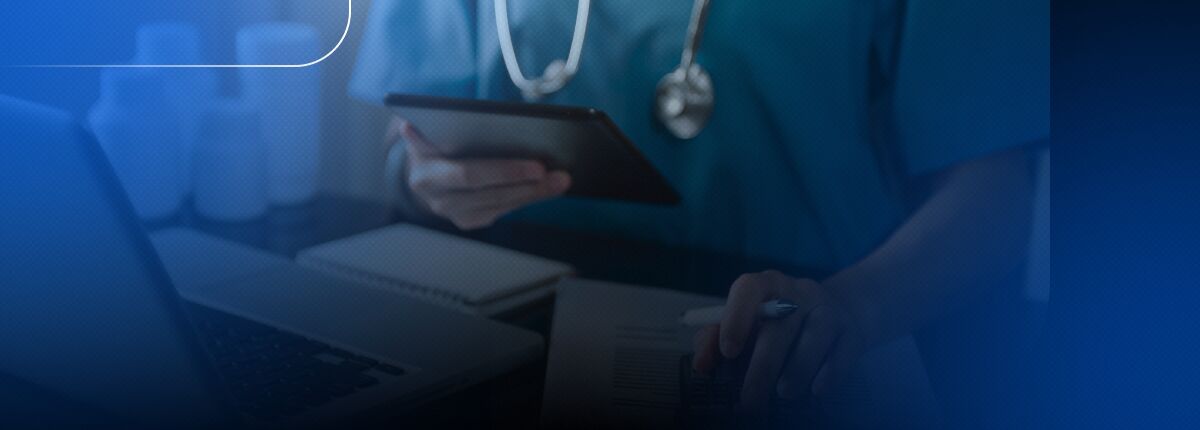 Saber equilibrar o preço dos serviços oferecidos pela sua clínica, considerando a competitividade do mercado e as necessidades do seu público-alvo, é essencial para garantir lucros e a saúde financeira do negócio. Continue lendo para descobrir como definir o preço de consultas e procedimentos de forma mais inteligente! Por que a precificação estratégica é essencial para clínicas e consultórios? Compreender a importância estratégica da precificação é o primeiro passo para transformar sua clínica em um negócio próspero e sustentável. Ser bem estruturada vai muito além de simplesmente cobrir custos: ela é a base para o crescimento e posicionamento no mercado. Entender a precificação de seus procedimentos injetáveis envolve inúmeros fatores importantes para o crescimento do seu negócio. Um preço muito elevado pode afastar o público-alvo, enquanto um valor muito baixo pode prejudicar a saúde financeira de sua clínica. Veja quais são os benefícios de uma precificação adequada: Maximização dos lucros e aumento do faturamento; Redução de riscos e fortalecimento da sustentabilidade; Ajuste ao público-alvo e posicionamento competitivo; Valorização do serviço e melhor experiência do paciente. Ao adotar um método de precificação estruturado, sua clínica define preços com base no mapeamento de custos e despesas operacionais, obtendo valores justos e competitivos enquanto mantém uma gestão financeira saudável. Quais variáveis influenciam o preço de procedimentos? Para estabelecer preços corretos e competitivos, é essencial dominar as 3 variáveis que impactam diretamente a formação do preço final dos seus procedimentos. Cada uma dessas variáveis desempenha um papel crucial na sustentabilidade do seu negócio. 1. Cobertura de custos: a base do preço correto A análise de custos é imprescindível para garantir que o preço cubra todos os gastos da clínica. É necessário considerar custos fixos (aluguel, salários, software de gestão), custos variáveis (materiais, insumos, contas de água e luz) e gastos sazonais (equipamentos e manutenção). Dicas para controle de custos: Faça cotações antes das compras; Determine fornecedores na melhor relação custo x benefício; Planeje compras com antecedência; Use um sistema de gestão para controlar estoque. 2. Preço competitivo: como se posicionar no mercado Pesquisar os preços da concorrência é importante para posicionar sua clínica no mercado, mas não deve ser o único fator determinante. Realize uma pesquisa de mercado completa com profissionais que realizam procedimentos injetáveis na região e monte uma tabela comparativa. 3. Complexidade dos procedimentos: como ela impacta o valor Os preços devem ser analisados estrategicamente conforme a complexidade de cada procedimento, considerando fatores específicos que influenciam diretamente o valor final. Passo a passo para precificar consultas e procedimentos Definir o preço de uma consulta ou de um procedimento exige método e organização. Veja um roteiro prático: Levante todos os custos mensais, fixos e variáveis, detalhadamente; Estime o número médio de consultas que a clínica realiza por mês; Divida o total de custos pelo número de consultas para encontrar o custo por atendimento; Defina a margem de lucro desejada, considerando o posicionamento da clínica e os objetivos de crescimento; Ajuste o valor final com base na análise de mercado e no perfil do público-alvo, garantindo competitividade e sustentabilidade. Esse processo deve ser revisado periodicamente, já que custos e demandas do mercado mudam ao longo do tempo. Ferramentas de gestão especializadas, como as da Support Health, facilitam esse acompanhamento e permitem ajustes rápidos e seguros. Confira também sobre a antecipação de recebíveis, entenda quando vale a pena fazer e os motivos da prática! Quais fatores influenciam a precificação de procedimentos injetáveis? Dominar os fatores que influenciam a precificação é fundamental para estabelecer valores justos e lucrativos. Este guia prático apresenta os elementos mais importantes que você deve considerar ao definir os preços dos seus tratamentos injetáveis. Fator Descrição Impacto na precificação Tempo utilizado pelo profissional Analise detalhadamente o tempo usado por cada profissional para identificar a complexidade do atendimento Considere não apenas o tempo de realização, mas também a permanência do paciente na clínica Complexidade da via de aplicação Procedimentos intramusculares (IM) devem ser precificados diferentemente dos endovenosos (EV) Diferença de complexidade entre as vias de aplicação Custo de medicamentos e acessórios Analise todos os custos envolvidos no processo Incluir medicamentos e acessórios necessários no cálculo Número de ampolas e medicamentos Quanto mais substâncias utilizadas, mais complexo é o procedimento Maior número de substâncias = maior custo Nível de atenção exigido Considere procedimentos com possíveis eventos adversos Maior atenção na administração = maior valor Preparo do ambiente Alguns procedimentos necessitam preparo especial Tempo de acolhida e higienização pré e pós-procedimento Tempo de ambiência O tempo total que o paciente permanece na clínica Afeta a produtividade e capacidade de atendimento Como analisar o público-alvo de clínicas para definir preços mais assertivos Entender profundamente quem são seus pacientes é essencial para estabelecer uma precificação que faça sentido tanto para o seu negócio quanto para quem busca seus serviços. A análise do público-alvo vai além de dados demográficos básicos. Ajustar o preço ao seu público-alvo é determinante para o sucesso. O melhor para sua persona não é necessariamente o menor preço, mas sim o maior valor percebido. É essencial compreender o poder aquisitivo, os horários de trabalho, o foco etário e as prioridades dos pacientes. Sua persona deve enxergar o serviço como algo extremamente necessário para melhorar sua saúde e qualidade de vida. A percepção do cliente sobre o valor está diretamente ligada à forma como você apresenta seu serviço. Dicas para ajustar o preço sem perder pacientes Reajustar o valor da consulta pode gerar receio de perder pacientes, mas algumas estratégias minimizam esse risco: Mantenha uma comunicação transparente sobre os motivos do reajuste, destacando melhorias no serviço, atualização de equipamentos ou aumento de custos; Valorize os diferenciais do atendimento, mostrando que o preço reflete a qualidade, segurança e experiência oferecidas; Ofereça facilidades de pagamento, como parcelamento, pacotes de consultas ou descontos para grupos familiares, tornando o valor mais acessível sem abrir mão da rentabilidade. Essas ações fortalecem o relacionamento com os pacientes e demonstram respeito pelo investimento que eles fazem na própria saúde. Erros de precificação que prejudicam sua clínica (e como evitar) Alguns equívocos na definição de preços podem comprometer diretamente a sustentabilidade da clínica. Cobrar valores muito baixos pode atrair pacientes no curto prazo, mas não cobre todos os custos nem permite investir em melhorias, o que afeta a saúde financeira e desvaloriza o serviço oferecido. Já preços muito altos, sem entregar diferenciais claros, tendem a afastar pacientes e dificultar a fidelização. Para que o valor seja percebido como justo, é essencial que ele reflita a qualidade do atendimento, a estrutura disponível e a experiência profissional. Outro erro comum é ignorar custos variáveis, impostos e despesas indiretas no cálculo. Isso gera uma falsa impressão de lucro e pode resultar em prejuízos a médio prazo. Por isso, é fundamental realizar uma análise completa dos gastos e revisar a precificação de forma periódica. Ao estruturar a precificação de forma estratégica, a clínica fortalece sua sustentabilidade e entrega ainda mais valor, confiança e segurança às pessoas atendidas. Como a tecnologia facilita a precificação na sua clínica A evolução tecnológica revolucionou a gestão de clínicas, oferecendo ferramentas que simplificam e otimizam processos complexos como a precificação. Investir na tecnologia adequada pode ser o diferencial que sua clínica precisa para se destacar no mercado. A tecnologia se tornou uma grande aliada na gestão de clínicas. O software especializado em gestão da Support Health permite automatizar e otimizar a precificação, eliminando cálculos manuais e fornecendo relatórios financeiros precisos e atualizados. Entenda mais quais são as vantagens dos softwares de gestão: Cálculo automático do valor mais adequado; Eliminação de cálculos manuais; Relatórios financeiros precisos; Visão geral e estratégica do negócio; Documentação e filtragem automática de dados. Dê o próximo passo em direção ao crescimento da sua clínica! Com as ferramentas certas, conhecimento do público-alvo e uma gestão eficiente, sua clínica pode alcançar um crescimento sustentável, garantir a satisfação dos pacientes e manter a saúde financeira. Lembre-se: cada procedimento é único e deve ser considerado individualmente na precificação. Coloque o preço certo em seus procedimentos e garanta pacientes satisfeitos com um faturamento sustentável. Para receber suporte especializado e transformar a gestão da sua clínica, fale com a Support Health e descubra como alavancar o seu negócio! Perguntas frequentes 1. Como calcular o valor de uma clínica médica? Calcular o valor de uma clínica médica envolve entender quanto o negócio custa para operar e quanto ele precisa faturar para ser sustentável. Isso inclui reunir todos os custos fixos, variáveis, impostos, investimentos e a capacidade de atendimento. A partir disso, é possível identificar o ponto de equilíbrio e definir preços que cubram despesas, tragam lucro e permitam crescimento saudável — sem comprometer a qualidade do atendimento. 2. Como precificar uma consulta médica? Precificar uma consulta médica significa considerar não apenas o tempo do atendimento, mas também a complexidade do caso, os custos operacionais da clínica e o posicionamento desejado. O profissional deve calcular o custo por consulta, definir uma margem de lucro adequada e avaliar o mercado local. Assim, é possível chegar a um valor competitivo e coerente com a experiência oferecida. 3. Como fazer o cálculo da precificação? Fazer o cálculo da precificação consiste em somar custos fixos, variáveis, participação de insumos, tempo dedicado e margem de lucro. Depois, divide-se o total pelo número médio de atendimentos do mês. Essa metodologia ajuda a encontrar o preço mínimo sustentável e evita erros comuns, como cobrar abaixo do necessário ou supervalorizar o serviço sem um diferencial claro. 4. Quais são as 3 principais formas de precificação? As três principais formas de precificação são: Baseada em custos: quando o preço é definido a partir das despesas e da margem de lucro. Baseada no valor percebido: quando o preço reflete a experiência, a expertise e os diferenciais da clínica. Baseada no mercado: quando o preço acompanha a média praticada na região. Aplicar essas três abordagens em conjunto dá ao médico uma visão mais estratégica e ajuda a definir valores mais equilibrados e competitivos. 5. Qual é o erro mais comum na hora de precificar serviços médicos? O erro mais comum na precificação de serviços médicos é desconsiderar custos indiretos, como impostos, manutenção de equipamentos e tempo administrativo. Ao ignorar esses fatores, o médico pode acreditar que está lucrando quando, na prática, está comprometendo a saúde financeira da clínica. 6. De quanto em quanto tempo devo revisar os preços da minha clínica? A revisão de preços deve acontecer de forma periódica — idealmente a cada 6 ou 12 meses. Atualizar valores regularmente permite acompanhar inflação, aumento de insumos, evolução tecnológica e mudanças na demanda, garantindo sustentabilidade sem prejudicar o relacionamento com pacientes. 7. Como aumentar o preço da consulta sem perder pacientes? Aumentar o preço da consulta sem perder pacientes exige transparência e valorização dos diferenciais da clínica. Explicar o motivo do reajuste, reforçar melhorias realizadas e oferecer opções de pagamento acessíveis são estratégias que mantêm a confiança e reduzem resistência ao novo valor. 8. Pacotes e planos de acompanhamento ajudam na precificação? Sim — pacotes e planos de acompanhamento facilitam a precificação e podem melhorar a previsibilidade financeira da clínica. Além disso, oferecem conveniência ao paciente e fortalecem a relação de longo prazo, reduzindo sazonalidade e incertezas no faturamento. 9. Como saber se o preço dos meus procedimentos está abaixo ou acima do ideal? Saber se o preço está abaixo ou acima do ideal exige comparar seus valores com três pilares: custos, concorrência e valor percebido pelo paciente. Ao revisar seu custo mínimo sustentável, observar a média do mercado e avaliar se o serviço entrega diferenciais compatíveis com o preço, você identifica rapidamente desalinhamentos. Além disso, se o valor for menor que seus custos totais ou muito distante da concorrência, é sinal de que precisa ajustar para não comprometer o faturamento nem a competitividade. 10. Qual é a melhor forma de definir a margem de lucro na área da saúde? Definir a margem de lucro na área da saúde significa encontrar um equilíbrio entre sustentabilidade financeira e acessibilidade ao paciente. O ideal é calcular a margem com base nas despesas operacionais, no posicionamento da clínica, nos diferenciais oferecidos e nos objetivos de crescimento. Inclusive, clínicas premium podem trabalhar com margens mais altas; já serviços básicos exigem margens mais moderadas. O ponto-chave é assegurar lucro sem descaracterizar o valor percebido. 11. Preciso usar um software de gestão para fazer a precificação corretamente? Usar um software de gestão não é obrigatório, mas é a forma mais precisa e segura de estruturar a precificação da clínica. Ferramentas especializadas — como as soluções da Support Health — evitam erros manuais, organizam custos, calculam margens automaticamente e mostram relatórios em tempo real, facilitando decisões e revisões periódicas. Além disso, o médico empreendedor que atua como CEO da própria clínica precisa ir além do bom atendimento: é essencial pensar estrategicamente, utilizar as melhores ferramentas de gestão e manter controle total do negócio. A tecnologia se torna, portanto, uma aliada indispensável para garantir escala, previsibilidade e eficiência.