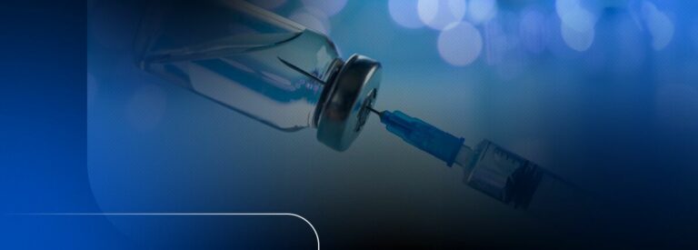 Seringa e frasco de vacina em fundo desfocado