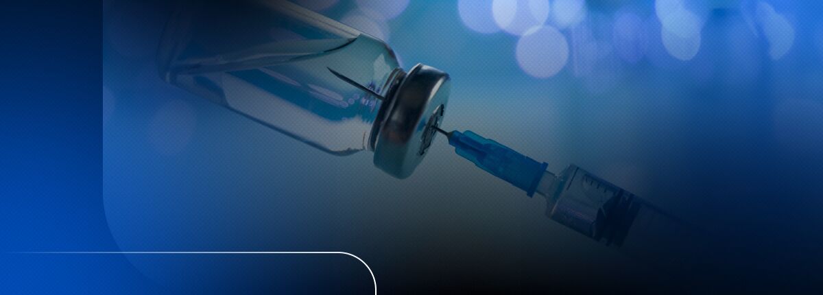 Seringa e frasco de vacina em fundo desfocado