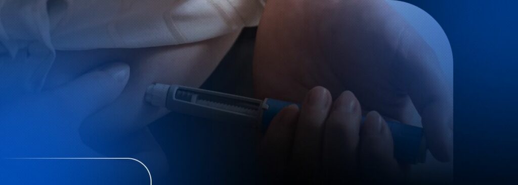 Aplicação de injeção em braço humano