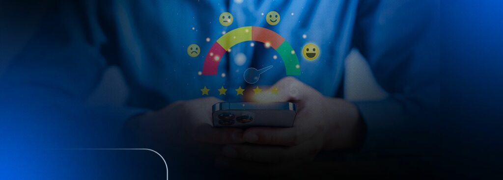 Pessoa avaliando satisfação com aplicativo no celular