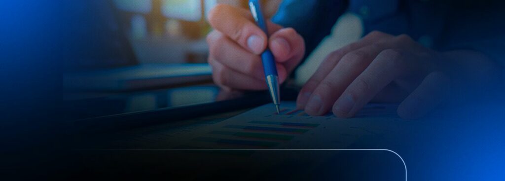Pessoa escrevendo em gráfico com caneta.