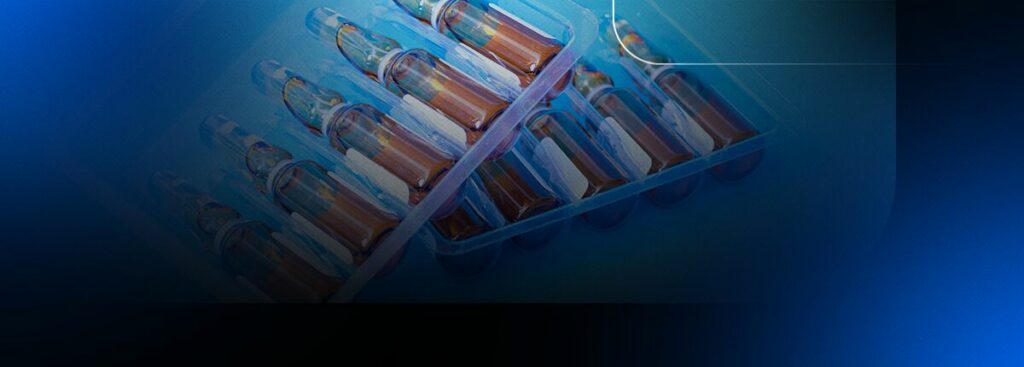 Frascos de vacina em embalagem plástica