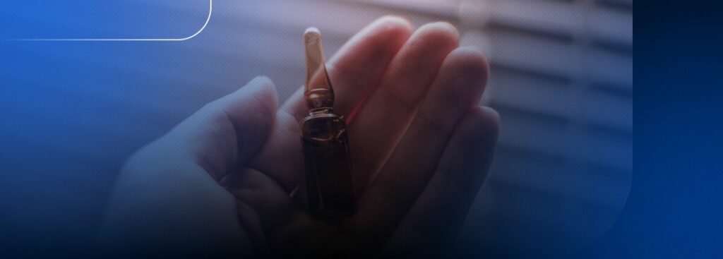 Mão segurando um pequeno dispositivo eletrônico.