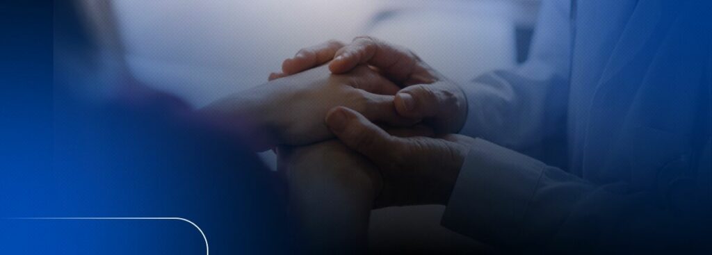 Duas mãos se segurando em apoio emocional