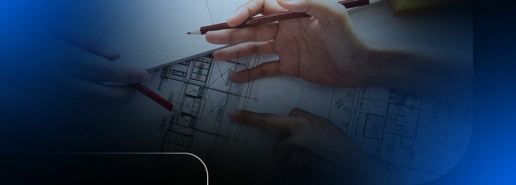 Mãos segurando lápis sobre planta de arquitetura
