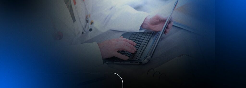 mão de médico digitando em laptop