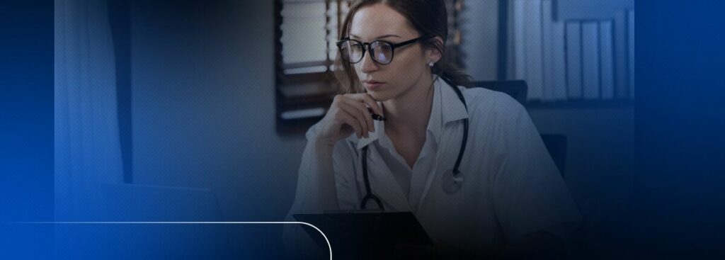 Médica analisando dados em computador